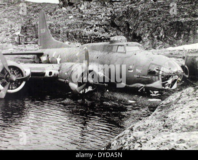 Cette photographie de la collection Parunak montre une forteresse volante B-17, numéro de série 41-9108, surnommée « Alabama Exterminator ». L'avion faisait partie des missions de bombardement stratégique de la seconde Guerre mondiale et a survécu à un atterrissage accidenté après avoir été endommagé pendant le combat. Banque D'Images