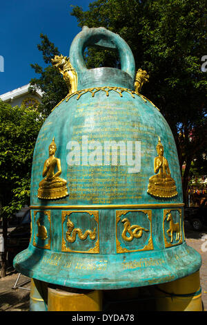 Phrah Wat Singh, bell énorme devant le temple, décoré avec des symboles de l'année chinoise, Chiang Rai, Chiang Rai province Banque D'Images