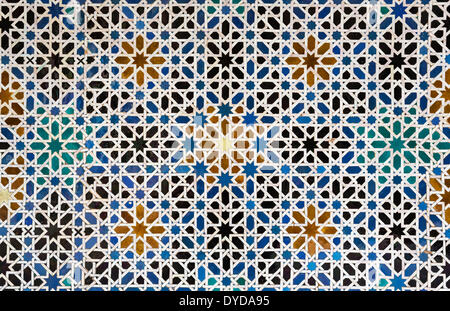 Tuiles mauresque mudéjar avec motifs géométriques dans l'Alcázar de Séville, Séville province, Andalusia, Spain Banque D'Images