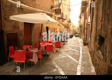 Le restaurant Cefalu est situé dans la petite rue sicilienne. Banque D'Images