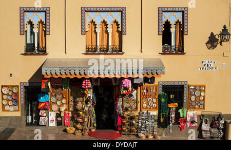 Boutique de souvenirs et sa façade de style mauresque dans le quartier historique de Cordoue, province de Córdoba, Andalousie, Espagne Banque D'Images