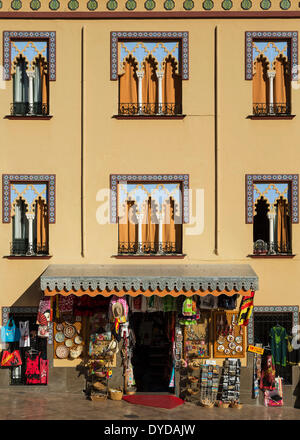 Boutique de souvenirs et sa façade de style mauresque dans le quartier historique de Cordoue, province de Córdoba, Andalousie, Espagne Banque D'Images