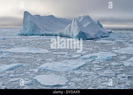 Iceberg flottant dans la banquise, bord de la banquise, l'océan Arctique, l'archipel du Svalbard, l'île de Spitsbergen, Svalbard et Jan Mayen Banque D'Images