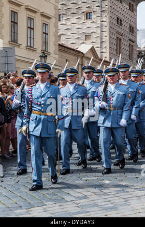 Relève de la Garde cérémonie au Château de Prague en République tchèque. Banque D'Images