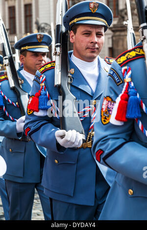 Relève de la Garde cérémonie au Château de Prague en République tchèque. Banque D'Images