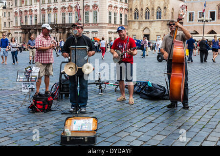 Des musiciens de rue jouer du jazz sur la place de la vieille ville de Staromestske Namesti à Prague. Banque D'Images