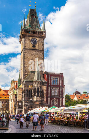 L'hôtel de ville et les cafés en plein air sur la place de la vieille ville de Prague. Banque D'Images