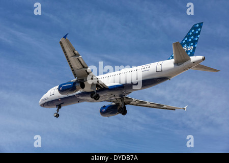 Un Airbus A320 de JetBlue en approche finale Banque D'Images