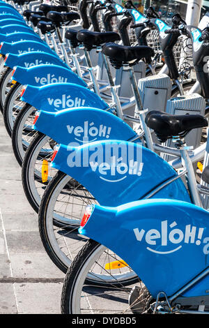 Une rangée de bicyclettes en location dans une station de velo dans la ville de Luxembourg. Banque D'Images