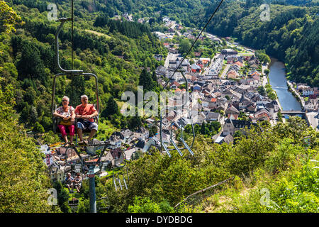 Un couple d'âge moyen prenez le télésiège à château de Vianden au Luxembourg, avec une vue sur le village et la rivière Nos ci-dessous. Banque D'Images