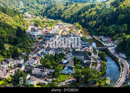 Vue sur la rivière Nos et le village pittoresque de Vianden au Luxembourg. Banque D'Images