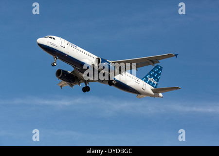 Un Airbus A320 de JetBlue en approche finale Banque D'Images