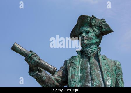 Statue du capitaine George Vancouver RN en face de King's Lynn Custom House. Banque D'Images