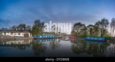 La première lumière à Foxton sur le Grand Union Canal. Banque D'Images