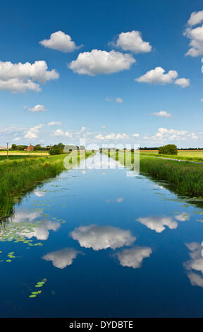 Des nuages sur les seize pieds de Cambridgeshire vidange. fenland Banque D'Images