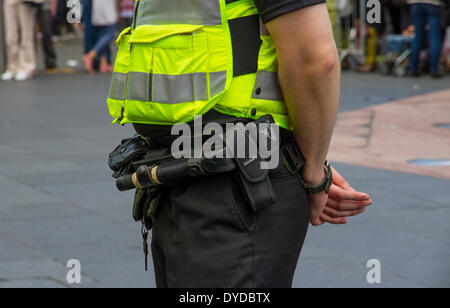 Close up d'un agent de police montrant l'équipement qu'ils portent. Banque D'Images