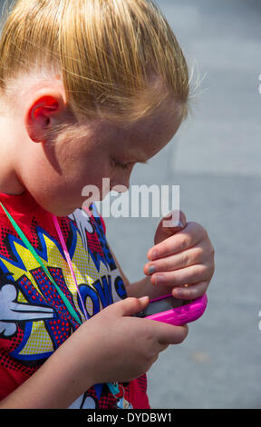 Une jeune fille avec son téléphone mobile. Banque D'Images