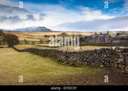 Pen-Y-Ghent vue à travers les terres agricoles. Banque D'Images