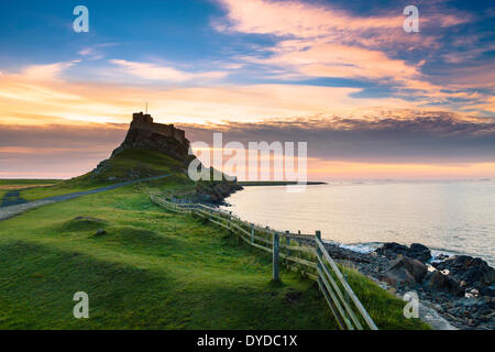 Vue de château de Lindisfarne. Banque D'Images