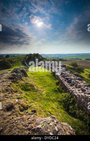 Mur d'Hadrien à Walltown rochers escarpés dans le Northumberland. Banque D'Images