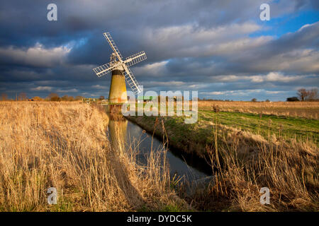 St Benets Moulin de drainage sous un ciel d'orage sur les Norfolk Broads. Banque D'Images