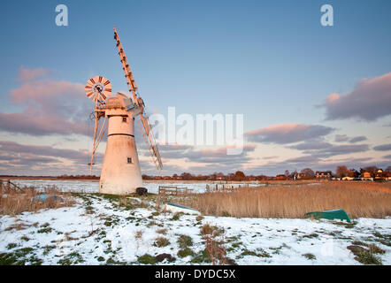 Des conditions hivernales à Thurne moulin sur les Norfolk Broads. Banque D'Images