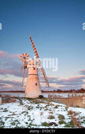 Des conditions hivernales à Thurne moulin sur les Norfolk Broads. Banque D'Images