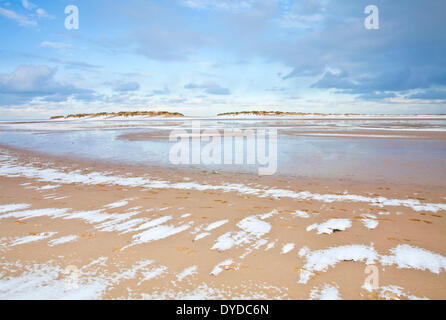 La neige sur la plage de Wells Next The Sea sur la côte nord du comté de Norfolk. Banque D'Images