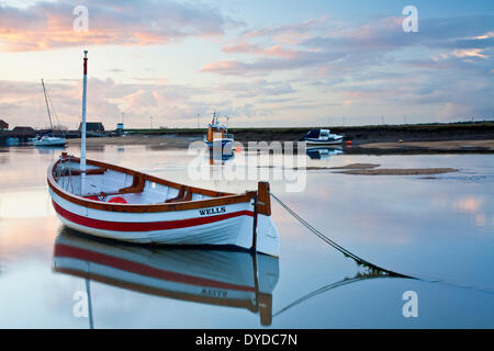 Coucher du soleil à Wells Next The Sea sur la côte nord du comté de Norfolk. Banque D'Images