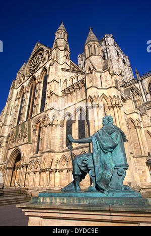 Statue de l'empereur romain Constantin à l'extérieur de la cathédrale de York. Banque D'Images