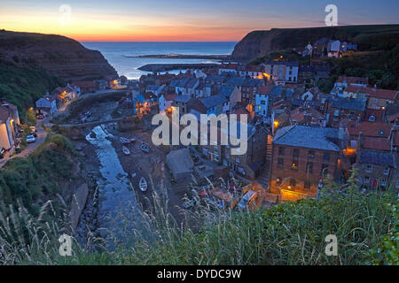 L'aube sur la mer du Nord à partir de Staithes. Banque D'Images