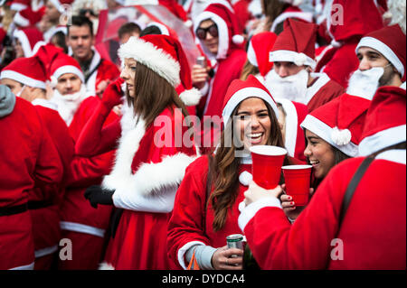 Des centaines de Santas recueillir sur les marches de la Cathédrale St Paul pour célébrer l'Assemblée Santacon. Banque D'Images