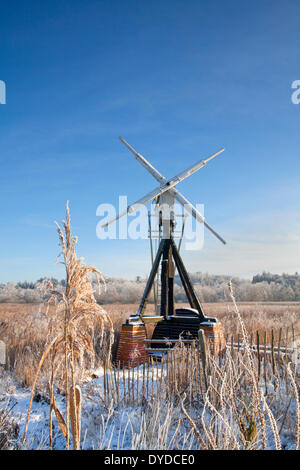 Un squelette traditionnel moulin de Clayrack sur les Norfolk Broads en hiver. Banque D'Images