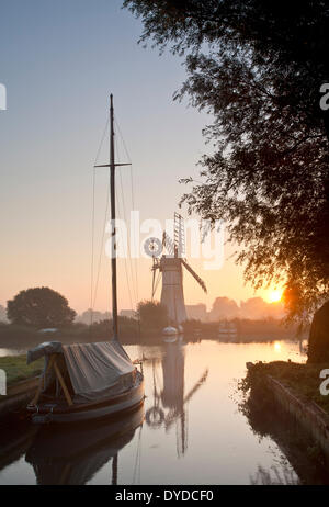 Drainage Thurne moulin sur un matin brumeux sur les Norfolk Broads. Banque D'Images