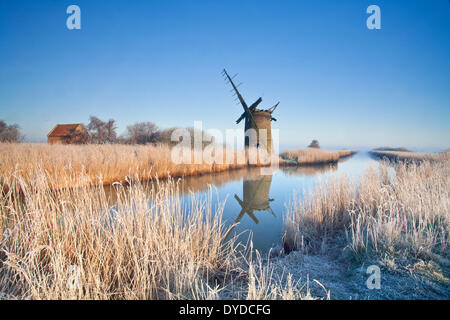 L'usine à l'abandon d'Brograve sur les Norfolk Broads après une nuit de gelée blanche en hiver. Banque D'Images