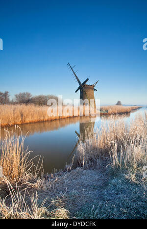 L'usine à l'abandon d'Brograve sur les Norfolk Broads après une nuit de gelée blanche en hiver. Banque D'Images