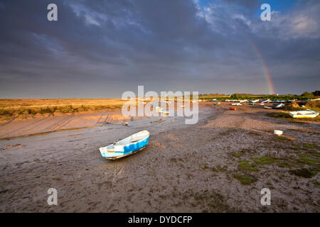 Morston Quay au cours d'une tempête qui passe sur la côte nord du comté de Norfolk. Banque D'Images