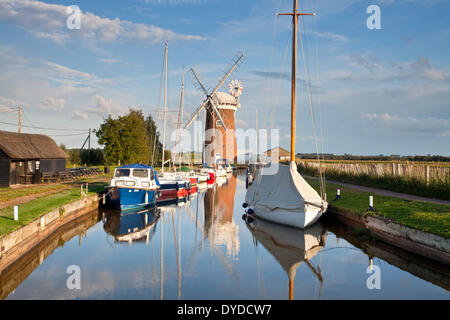 Drainage Horsey Mill et bateaux un soir d'été sur les Norfolk Broads. Banque D'Images