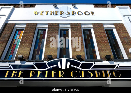 Whitstable, Kent, Angleterre, Royaume-Uni. "La pub Wetherspoons Peter Cushing' dans l'ancien cinéma Art déco d'Oxford (1935-) Banque D'Images