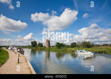 Turf Fen Mill et bateaux sur la rivière Ant dans les Norfolk Broads. Banque D'Images