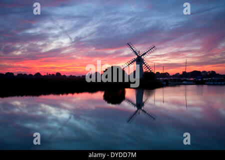 Thurne Mill au lever du soleil sur les Norfolk Broads. Banque D'Images