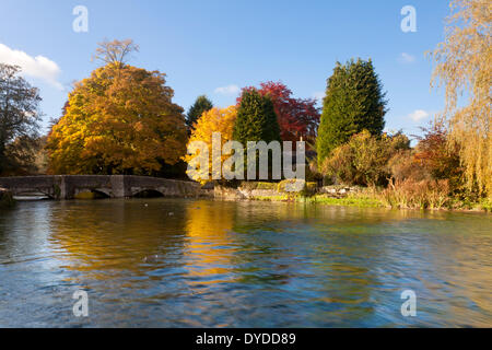 Ashford dans l'eau sur un après-midi d'automne dans le Peak District. Banque D'Images