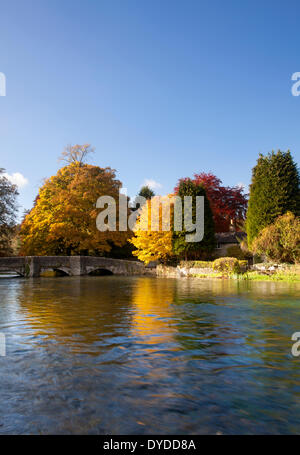 Ashford dans l'eau sur un après-midi d'automne dans le Peak District. Banque D'Images