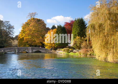 Ashford dans l'eau sur un après-midi d'automne dans le Peak District. Banque D'Images