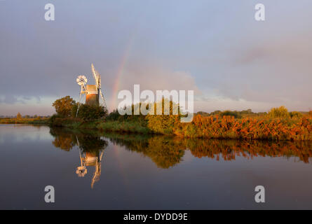 La lumière du matin de tempête pour le terrain Fen moulin sur les Norfolk Broads. Banque D'Images