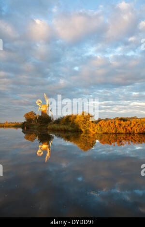 La lumière du matin de tempête pour le terrain Fen moulin sur les Norfolk Broads. Banque D'Images