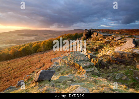 Un automne spectaculaire coucher de soleil sur Stanage Edge dans le parc national de Peak District. Banque D'Images