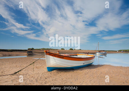 Un bateau amarré sur Burnham Overy Staithe. Banque D'Images