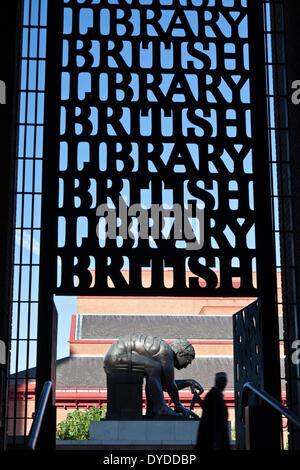 Un homme entre dans la British Library par metal gates. Banque D'Images