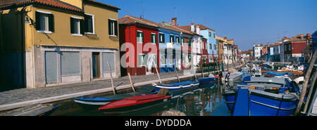 Bateaux sur Burano canal in Venice. Banque D'Images